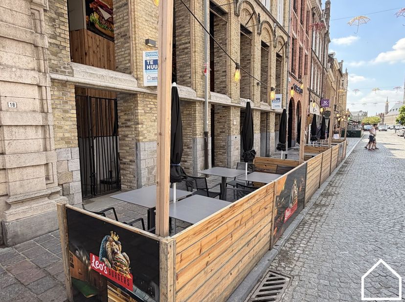 Dit pand is over te nemen, dus bovenop de huurprijs dient een overname betaald te worden (> 100.000€) voor gans de inrichting.<br />
<br />
Bekijk zek