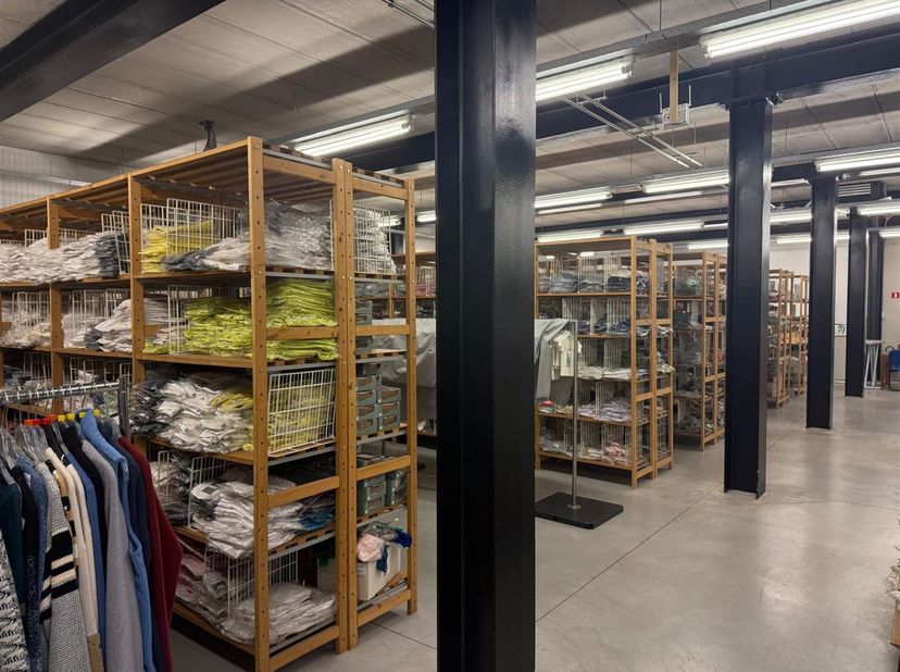 Opslagruimte van ± 384,5 m²  in Beerse<br />
Locatie:<br />
Deze ruime opslagruimte bevindt zich in een interessante nijverheidszone in Beerse, op s