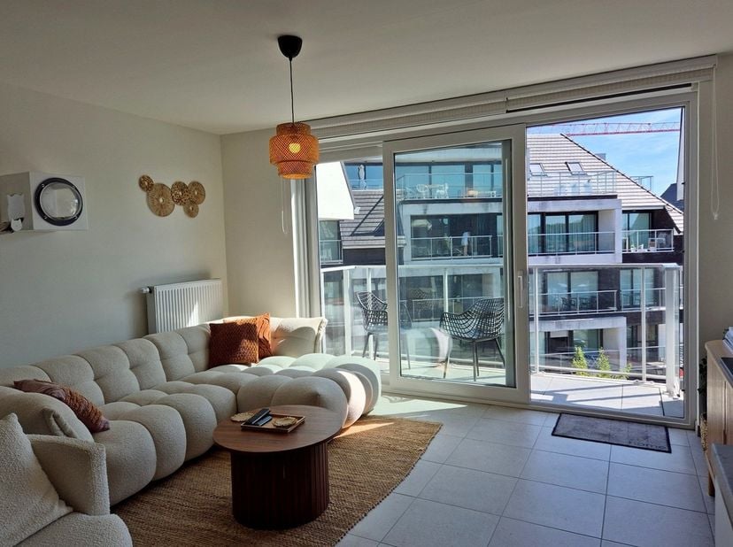 Appartement moderne neuf, meublé,avec 2 terrasses et un niveau E A, à 800 m de la plage<br />
Dès l’entrée dans cet appartement moderne construit en 2