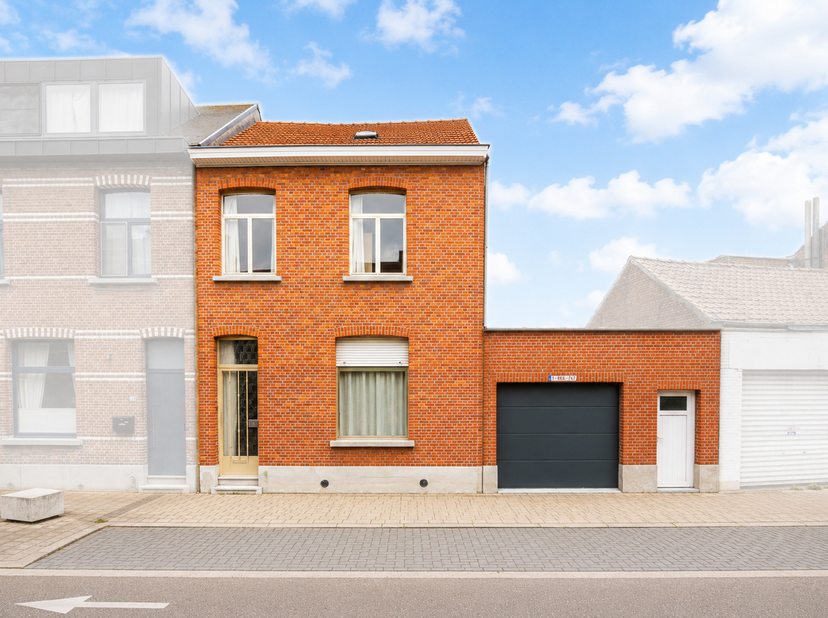 Locatie<br />
Deze woning bevindt zich in het centrum van Schoten, in de onmiddellijke omgeving van de Paalstraat met haar uitgebreid aanbod aan winke