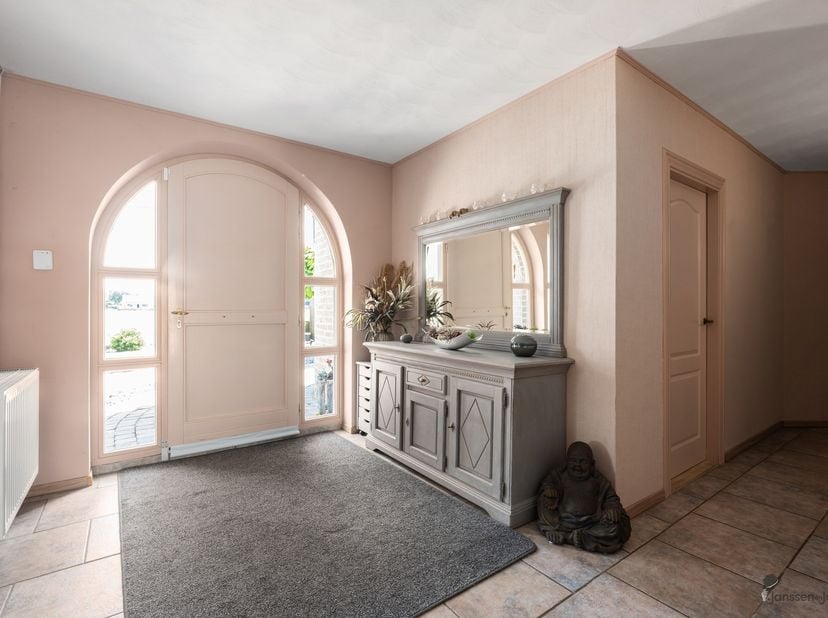 Vous recherchez une maison élégante, de plain-pied, où le calme, l'intimité et le confort sont au cœur de tout ? Alors cette charmante villa espagnole