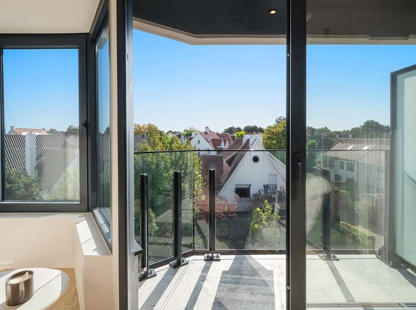 Prachtig gerenoveerd, lichtrijk appartement met open zichten over de villa's, op wandelafstand van winkels en zee. Indeling: inkomhal met gastentoilet