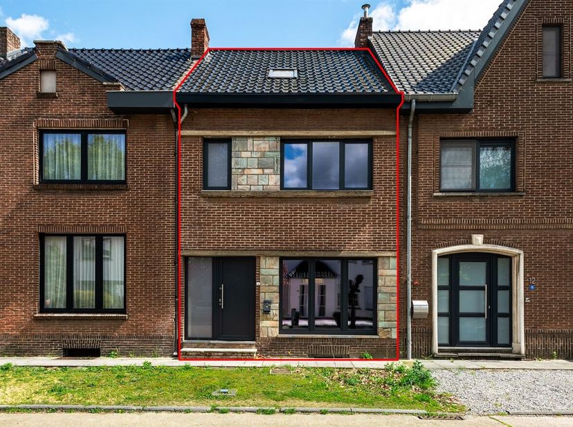 Gerenoveerde woning op een top locatie in Maasmechelen<br />
Ligging:<br />
Gelegen in een rustige en doodlopende straat van een residentiële wijk in