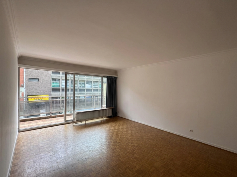 Immo Wauters presenteert u dit mooie appartement met 2 slaapkamers, voorzien van een ruime woonkamer die uitkomt op een terras, een ingerichte keuken,