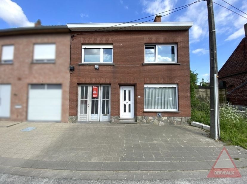Deze ruime woning is gelegen langs de Roeselaarsestraat in Moorslede, op wandelafstand van het centrum en met een vlotte verbinding naar Roeselare. Wi