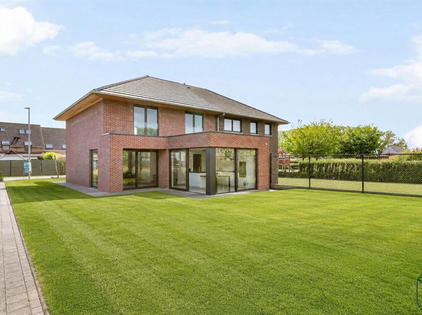 Kwalitatieve moderne afgewerkte ruime nieuwbouwwoning (type HOB) met 3 SLK! <br />
Topgelegen: in een rustige, doodlopende straat doch dichtbij winkel