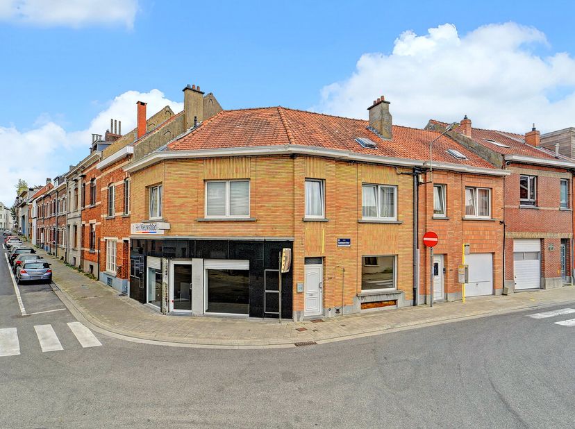 Te koop: woonst met handelsgelijkvloers in het centrum van Tervuren, nabij openbaar vervoer en belangrijke invalswegen.Dit veelzijdige pand met woonst
