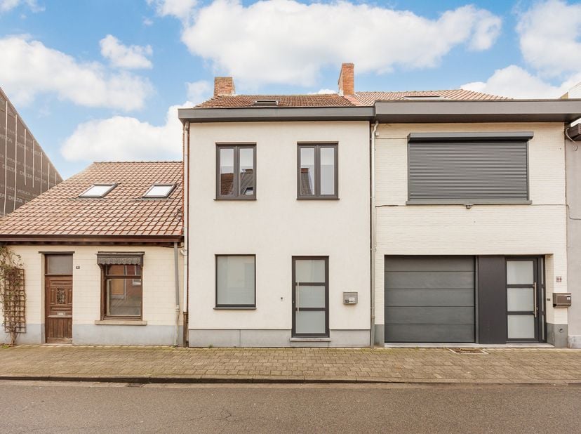 Gunstig gelegen woning met drie slaapkamers en stadstuintje<br />
B label I volledig vernieuwd I goedgekeurde elektriciteit tem 2040<br />
Goed gelege