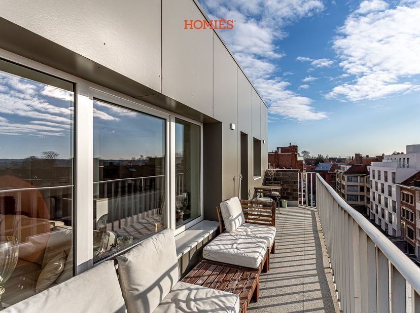 Located just a 5-minute walk from the historic center of Leuven, this fully furnished one-bedroom apartment offers a pleasant combination of comfort a