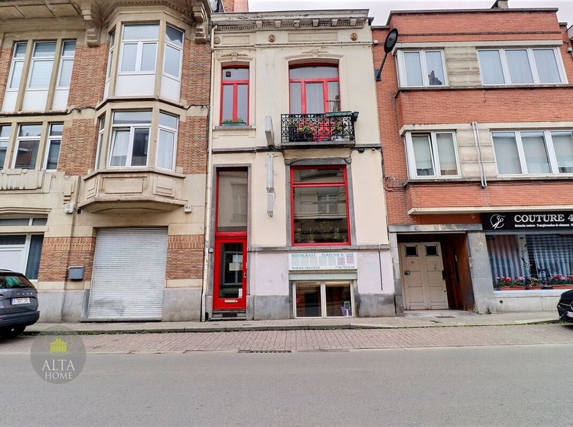 Gelegen aan de zeer gewilde Rue Georges Henri, op een steenworp afstand van de Rue de Tongre, in het hart van een dynamische winkel- en familiewijk, b