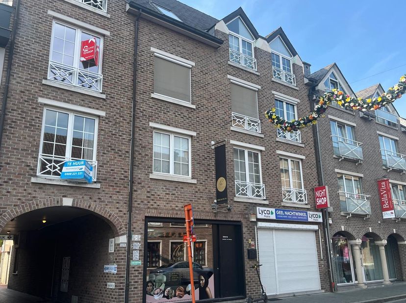 Centraal gelegen en deels gerenoveerde studio in het hart van Geel<br />
<br />
Midden in het centrum van Geel bevindt zich deze volledig opgeknapte e