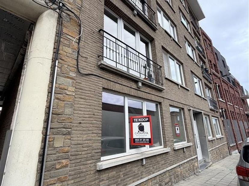 TOTAAL VERNIEUWD 2-SLPK APP GELIJKVLOERSE VERDIEPING. In de residentie MILDRED , aan de stadsrand vind je dit lichtrijk appartement op de GELIJKVLOERS