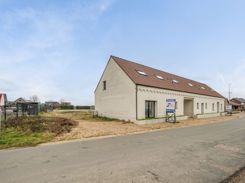 Deze authentieke hoeve werd getransformeerd tot 2 exclusieve BEN woningen op percelen van 12a27ca en 8a92ca! Binnen het bestaande volume van de hoeve