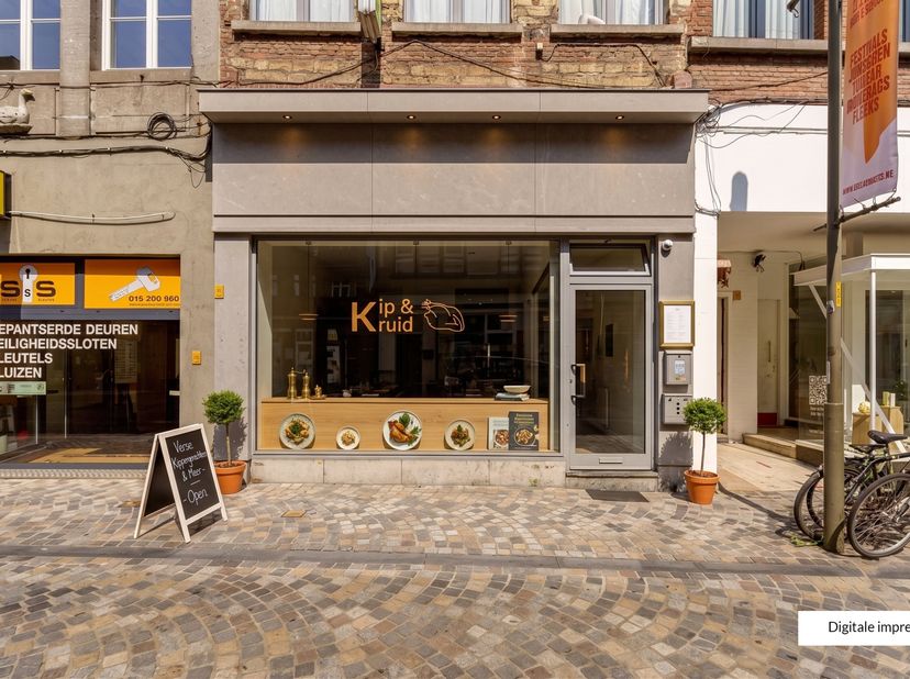Ben je op zoek naar een ruim handelspand op een uitstekende locatie in het centrum van Mechelen? Dan is dit veelzijdige gelijkvloerse handelspand een