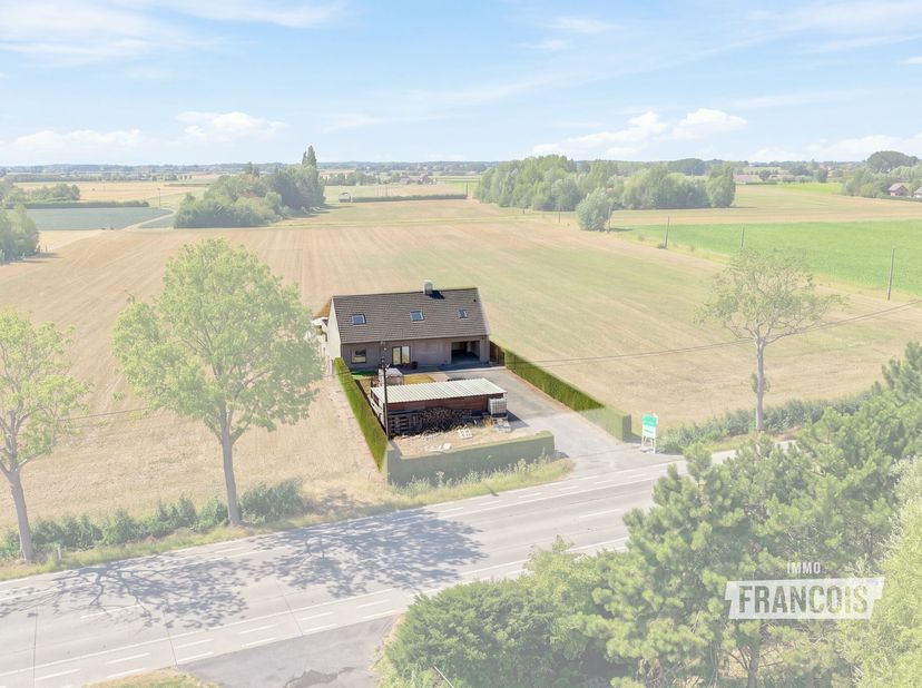 Dans le calme et rural Woesten (Vleteren) se trouve cette spacieuse maison individuelle dune superficie totale de pas moins de 742 m². La maison a été