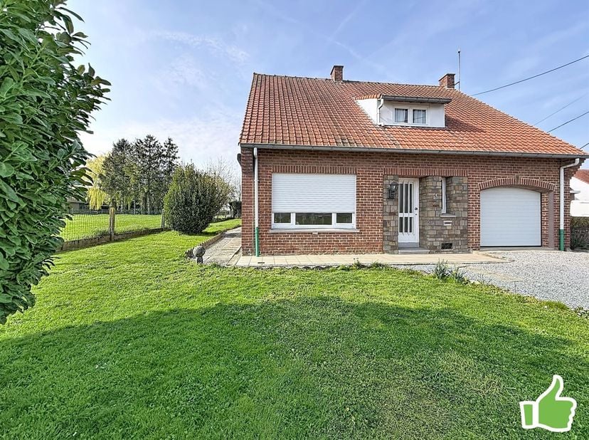 Idéalement située à Saint-Léger, à l'entrée du village et à la sortie de Dottignies, maison 4 façades avec 3 chambres et garage sur une parcelle de 63