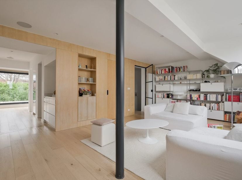 In de zeer gewilde wijk Franz Merjay  Plaats Brugmann, prachtig volledig gerenoveerd triplex van ± 278 m² (bruto volgens PEB) met groot terras, gelege