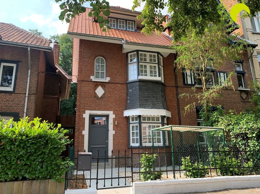 In één van de meest gegeerde straten van Mortsel, vinden we deze prachtige woning met tuin en 4 slaapkamers! Een pareltje met al het nodige om de hoek
