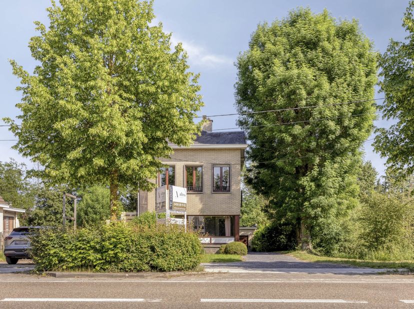 Charmante maison mitoyenne offrant un potentiel exceptionnel, située à un emplacement stratégique à Eppegem !<br />
<br />
Vous recherchez une maison