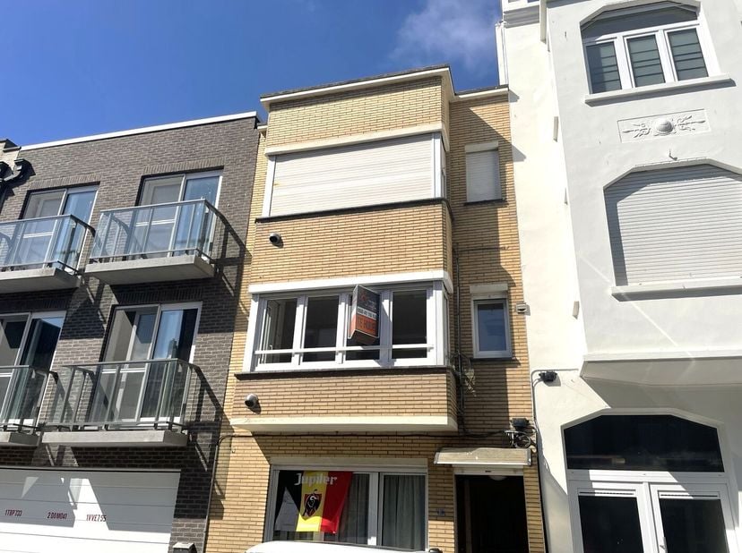 Dit charmante appartement in Wenduine biedt een comfortabele woonervaring met één ruime slaapkamer. Het is ideaal gelegen in een rustige omgeving, per
