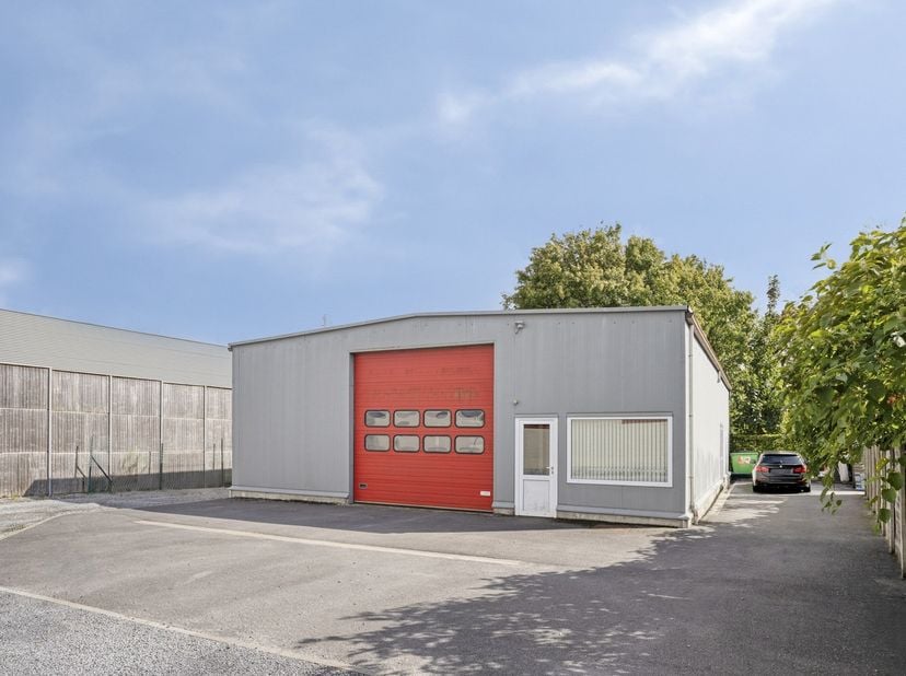 Deze goed onderhouden magazijn op een perceel van 469 m², biedt een praktische combinatie van opslag- en werkruimte en is geschikt voor diverse profes