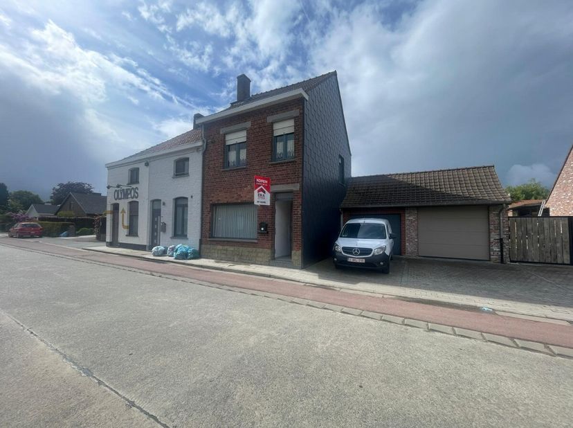 Wervik: huis met zeer grote tuin te koopIndeling:inkomhal, living, open keuken, badkamer, veranda, toilet, garage en zeer ruime tuin1ste verdiep: 3 sl
