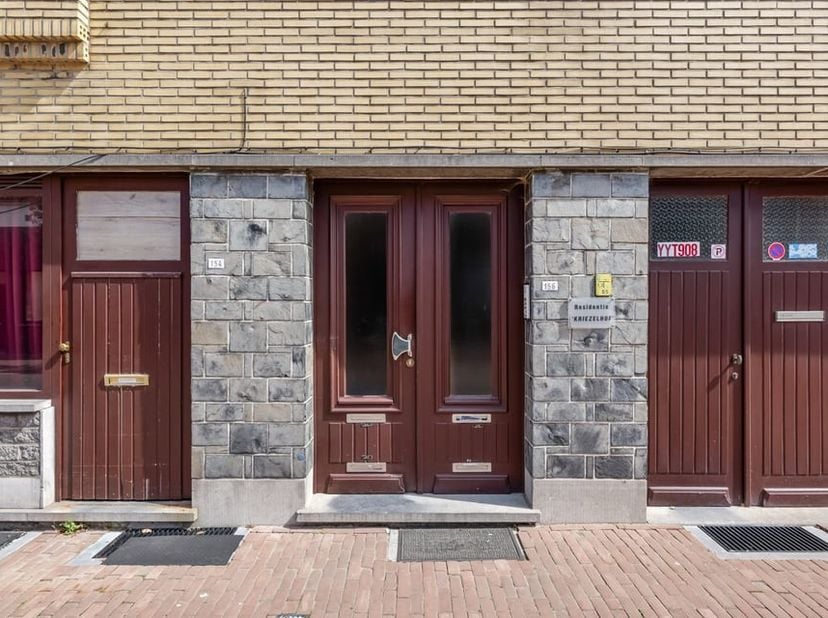 Gelegen langs de Naamsesteenweg 156 in Sint-Truiden, bevindt dit appartement zich op een gunstige locatie met een vlotte verbinding naar het stadscent