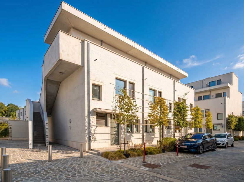 In de vernieuwde stadswijk DijleDelta-Bottelarij, gelegen tussen het Klein Begijnhof en de bruisende Vaartkom, bieden wij u met trots deze multifuncti