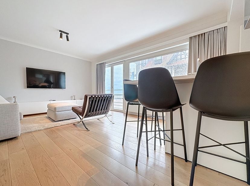 Appartement entièrement rénové, prêt à emménager, offrant une magnifique vue sur la jetée et la rue commerçante, situé au centre dans une rue latérale
