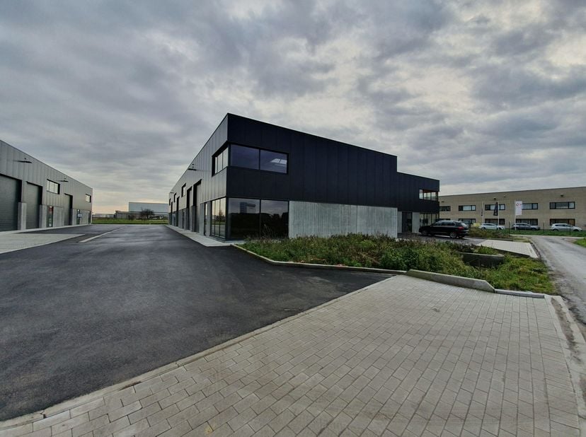Unité PME d'environ 178 m² à louer à Wielsbeke. L'entrepôt est situé à proximité de différentes routes d'accès. Deux places de parking privées incluse