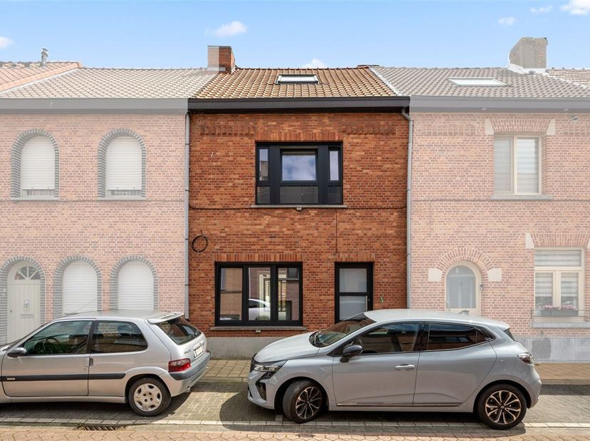 Deze net vernieuwde woning ligt in een stille, met groen verfraaide eenrichtingsstraat (zone 30), met aan het uiteinde het publieke Borgersteinpark. D