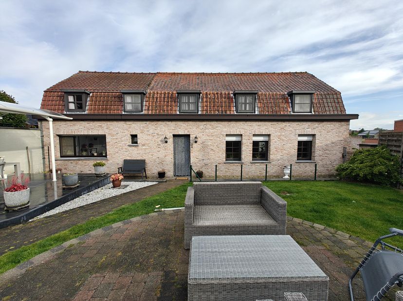 Karaktervolle open bebouwing in Sint-Denijs (Zwevegem), op een rustige ligging volledig vrij van de straat – de straat zelf is enkel relevant voor bew