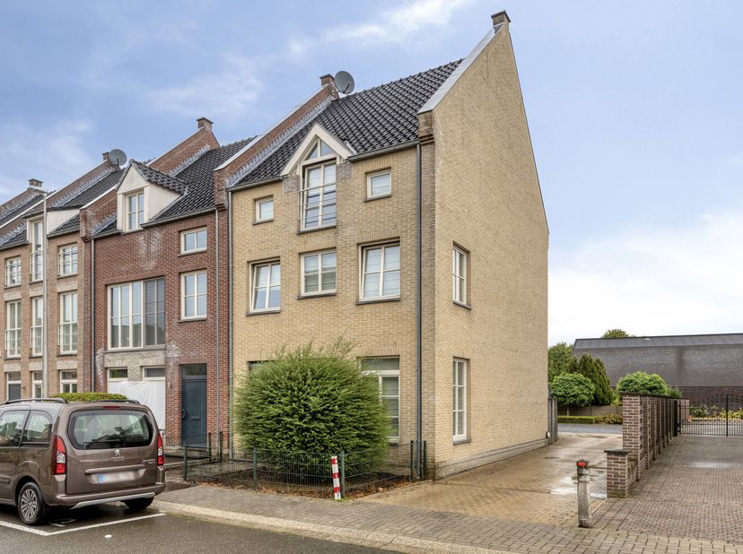 Verrassend ruime gezinswoning met 4 tot 5 slaapkamers in het centrum van Bree.<br />
Ontdek deze gezellige gezinswoning, rustig gelegen in een aangena