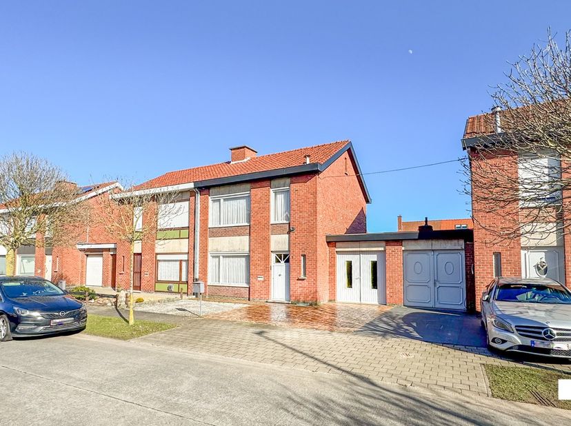 Rustig wonen in een aangename, kindvriendelijke buurt? Deze verzorgde (op te frissen) gezinswoning met drie slaapkamers en inpandige garage is gelegen