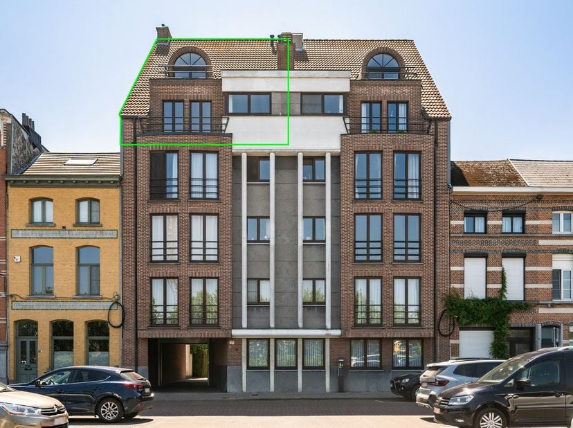 Bent u op zoek naar een uitzonderlijk ruim appartement met het gevoel van een woning? Dan is dit prachtige triplex penthouse, gelegen op de vierde, vi