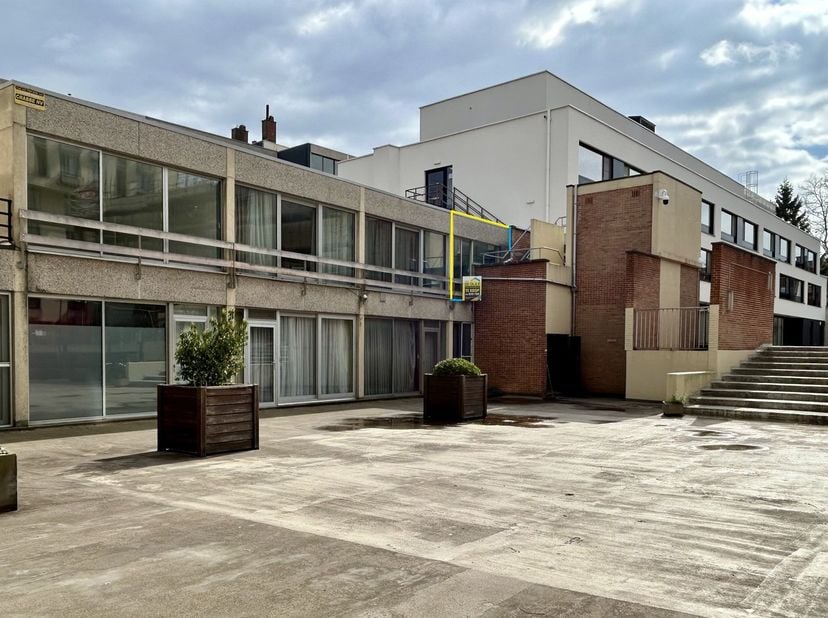 Deze te renoveren maar bijzonder gezellige flat met veel potentieel bevindt zich op een absolute toplocatie in het centrum van Leuven. In de rustige,