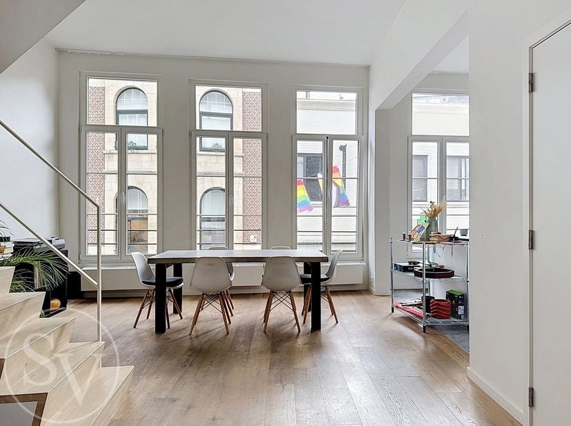 Ruim duplexappartement met 3 slaapkamers op absolute topligging.<br />
Centraal wonen met ruimte, licht en alles wat Antwerpen te bieden heeft letterl