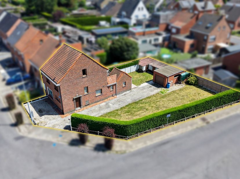 Op zoek naar een woning met veel potentieel in Sint-Eloois-Vijve? Dan is deze te renoveren woning zeker een bezoek waard!<br />
TROEVEN<br />
* Rustig