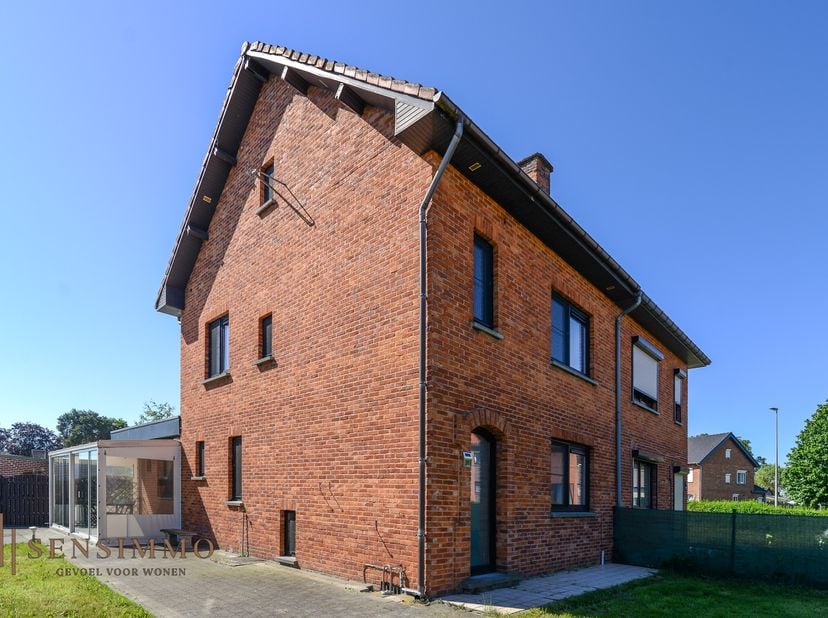 Gelegen aan de Windelsteenstraat 21 in Maasmechelen bevindt deze verzorgde halfopen bebouwing zich op een rustige locatie, terwijl alle dagelijkse voo