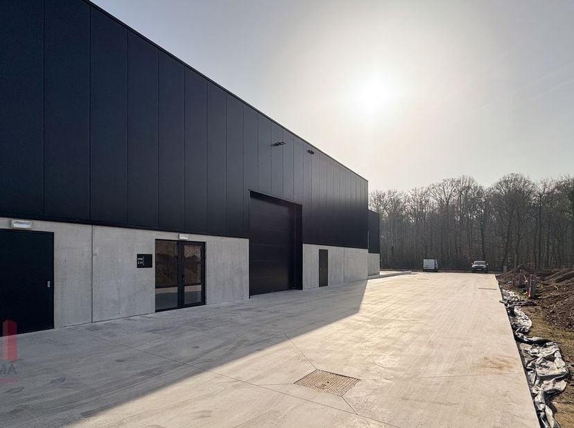 KMO-unit van 804 m² te huur, de unit maakt deel uit van het "Stuckens Business Park" en is strategisch gelegen in Buggenhout, aan de rand van het Bugg