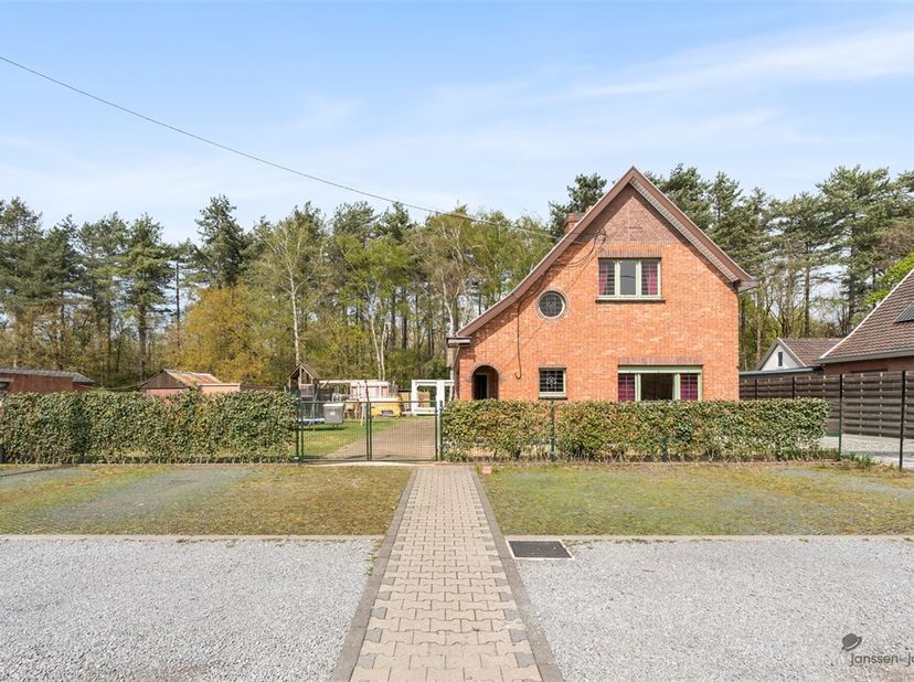 Interesse? Plan uw bezoek en ontdek zelf het uitzonderlijke potentieel van dit unieke eigendom via www.janssenenjanssen.be. <br />
In het rustige en g