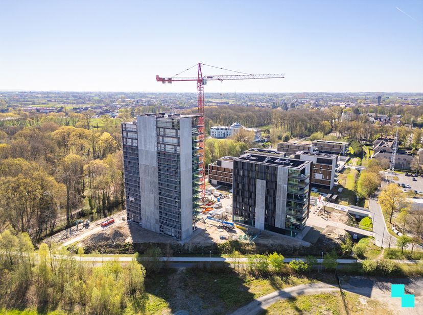 Welkom in dit prachtig afgewerkte appartement op de zevende verdieping van kasteeltoren 1, waar licht, ruimte en comfort samenkomen in een hedendaagse