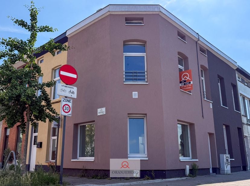 Deze gerenoveerde hoekwoning gelegen aan de Gasmeterlaan geniet van veel lichtinval en is bovendien vlot bereikbaar, dichtbij openbaar vervoer, voldoe