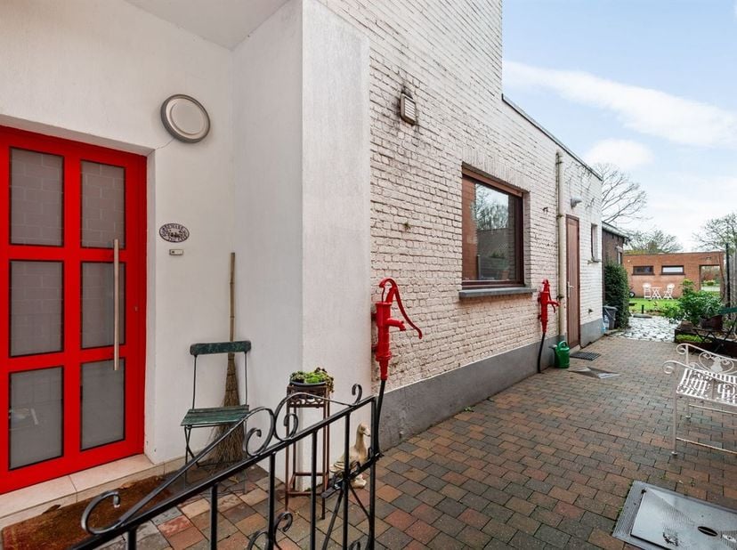 Te renoveren halfopen bebouwing met zuidoostelijke tuin en garage in Tisselt<br />
De woning geniet van een gunstige ligging met winkels, scholen, ope