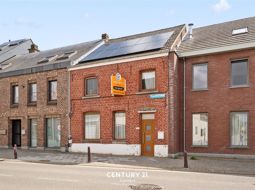 Op een bijzonder gunstige locatie aan de Sint-Jansbergsesteenweg bevindt zich deze ruime eengezinswoning met een bewoonbare oppervlakte van maar liefs