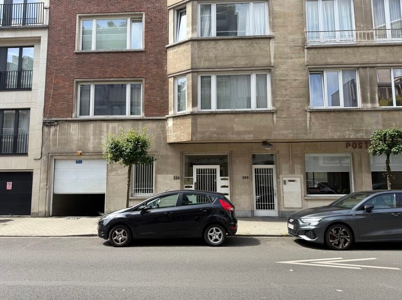 Garage en sous-sol et accessible par une porte électrique à rue.<br />
Largeur = 2,50 ; Hauteur = 1,78m; Longueur: 6,38m