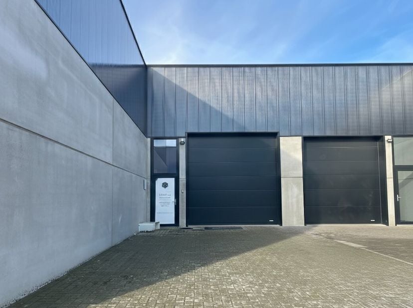 Aan de rand van industriezone Hoogveld bieden wij een moderne magazijnunit van 326 m² te huur aan. Het pand is uitstekend bereikbaar dankzij de direct