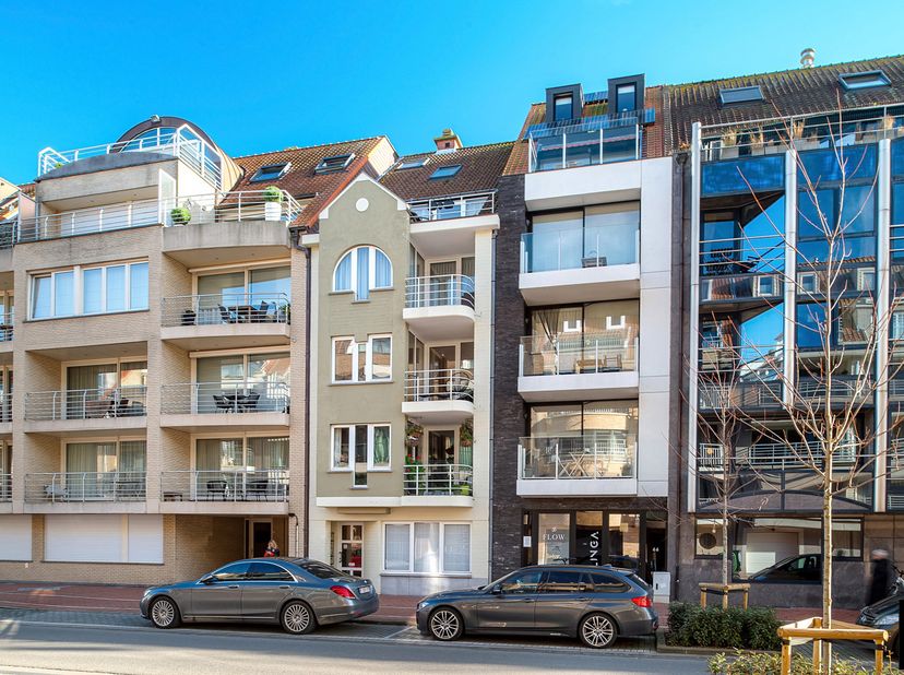 Instapklaar appartement gelegen op een centrale ligging te Knokke, vlakbij de winkels en op fietsafstand van de zee. Het appartement werd smaakvol ger