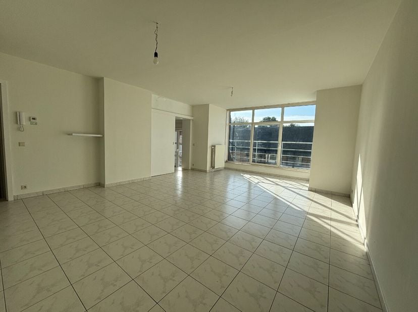 Ruim en lichtrijk 2 slaapkamer appartement in centrum Meulebeke Goed gelegen en ruim appartement met 102 m² bewoonbare oppervlakte. Mogelijkheid tot a