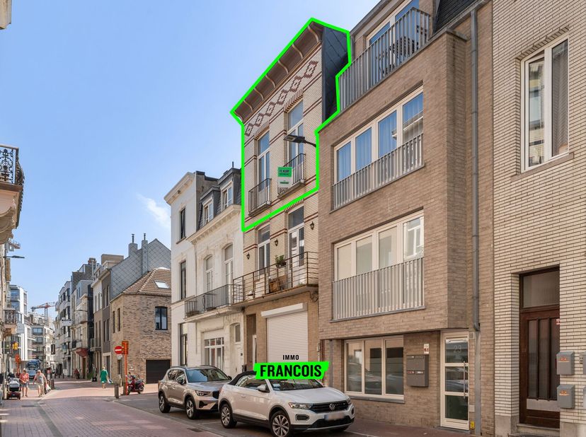 Ontdek dit gerenoveerd appartement te koop in Blankenberge, gelegen in de Consciencestraat nabij de markt en de haven. Een unieke opportuniteit op een